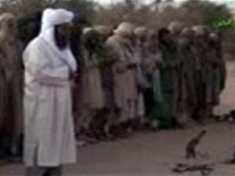 Le groupe islamiste Ansar Dine et son leader Iyad Ag Ghali, au premier plan, priant, le 11 mars 2011.