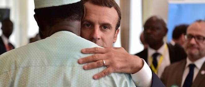 Emmanuel Macron et le president tchadien Idriss Deby en 2017 lors d'un sommet du G5 Sahel a Bamako, destine a renforcer la cooperation de la lutte contre le terrorisme dans la region. 
